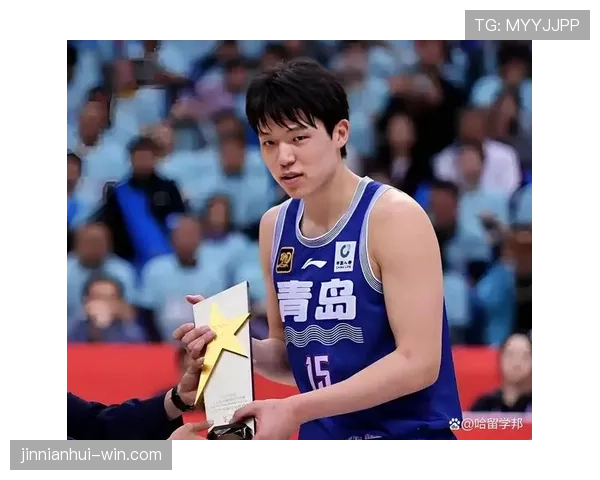 杨瀚森训练完啃鸡腿的样子，真不像个管住嘴的职业球员